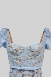 Paulina | Robe en Dentelle Bleue Élégante avec Manches Courtes et Ceinture Assortie
