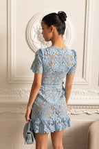 Yasmina | Vestido Floral Bordado Azul de Manga Corta