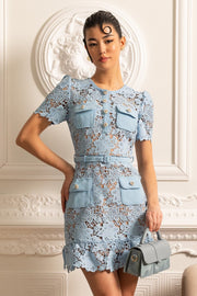 Yasmina | Robe Courte Florale Brodé Bleu à Manches Courtes